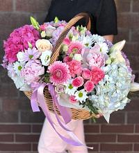 Композиция солнечный день в Гайдуке Цветочная композиция из Розы, Хризантемы, Пионы и Лизиантусы в корзине в Гайдуке