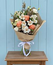 Букет цветов из:  Альстромерии, Лизиантусы, Розы и Хризантемы в Гайдуке