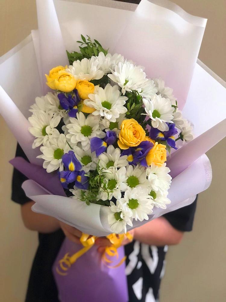 Букет цветов из: Ирисы, Хризантемы и Розы в Гайдуке