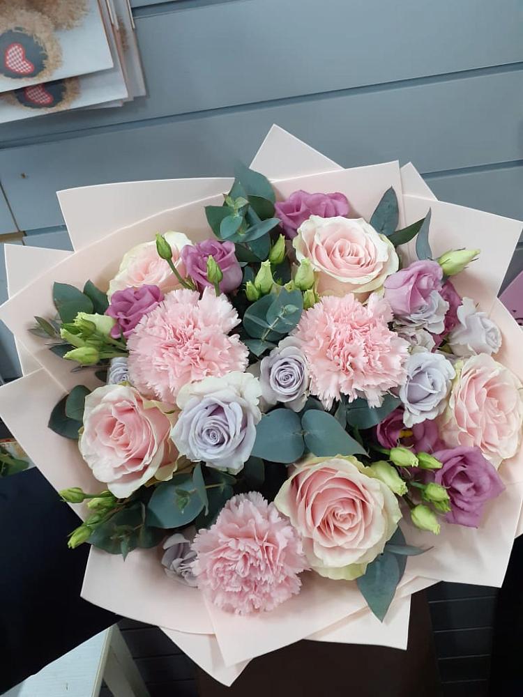 Букет цветов из: Розы, Гвоздики и Лизиантусы в Гайдуке